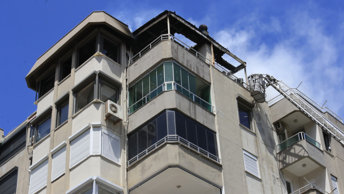 Binanın teras katında çıkan yangında yaşlı bina sakinleri, kapıları çalan kuryelerin yardımıyla tahliye edildi